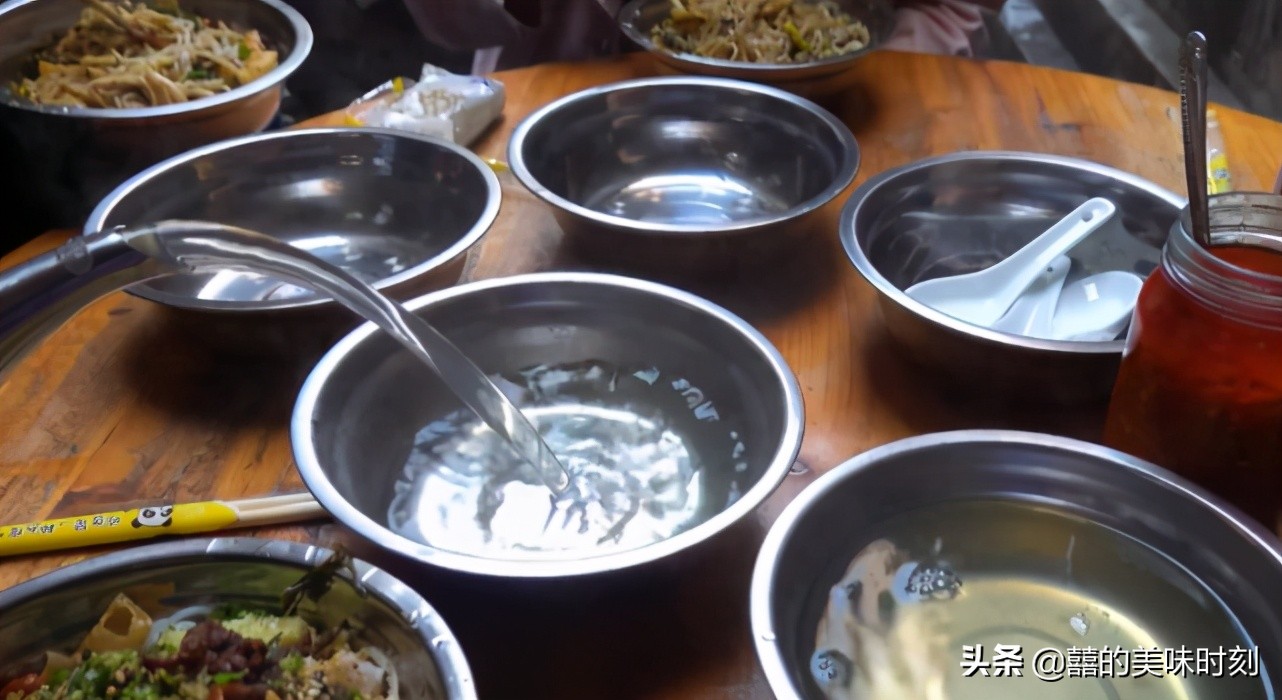 海口藏得最深的(de)海南(nan)粉，十幾年(nian)沒有(yǒu)招牌沒有(yǒu)們(men)臉，配(pei)海螺湯絕了(le)